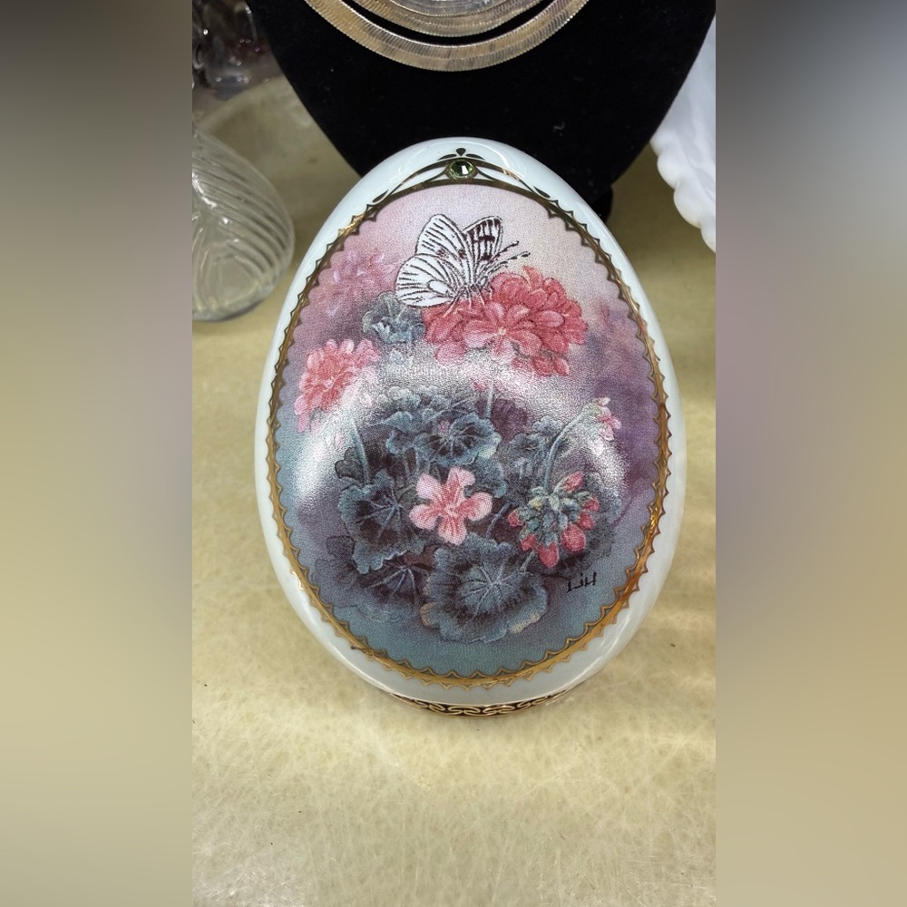 Vintage Collector Butterfly Garden Egg - Picture 1 of 3